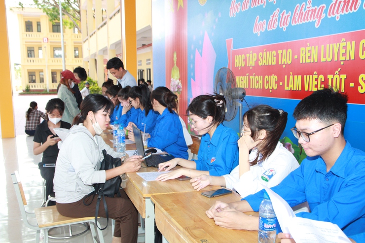 THƯỜNG TRỰC ĐẢNG UỶ XÃ HOÀ XÁ THĂM, ĐỘNG VIÊN VÀ CHÚC MỪNG CHI BỘ, TẬP THỂ TRƯỜNG THPT LƯU HOÀNG- Ảnh 9.