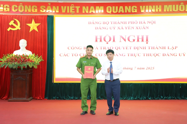 Đảng uỷ xã Yên Xuân: Hội nghị công bố và trao quyết định thành lập các tổ chức cơ sở Đảng trực thuộc đảng uỷ- Ảnh 2.
