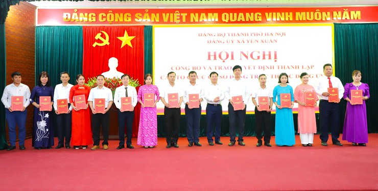 Đảng uỷ xã Yên Xuân: Hội nghị công bố và trao quyết định thành lập các tổ chức cơ sở Đảng trực thuộc đảng uỷ- Ảnh 4.
