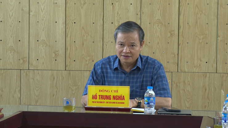 Đồng chí Hồ Trung Nghĩa - Phó Bí thư Đảng ủy, Chủ tịch UBND xã An Khánh tiếp công dân định kỳ- Ảnh 1.