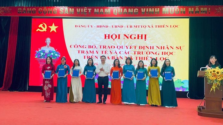 Hội nghị công bố và trao các quyết định về công tác cán bộ cho các cơ sở giáo dục và Trạm Y tế xã Thiên Lộc- Ảnh 1.