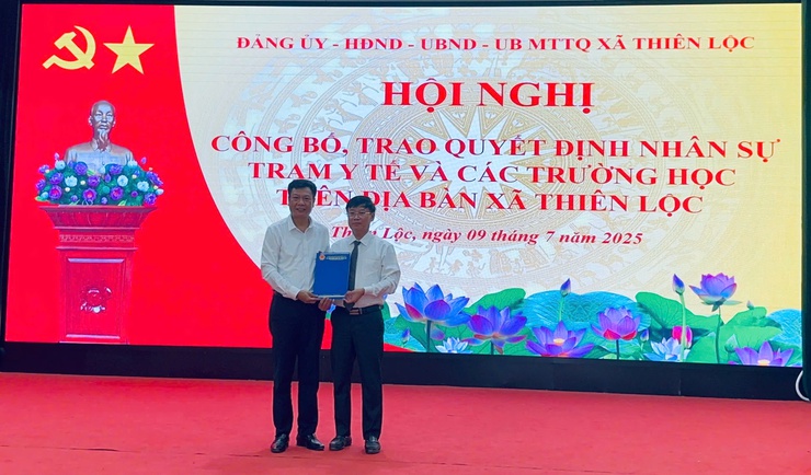 Hội nghị công bố và trao các quyết định về công tác cán bộ cho các cơ sở giáo dục và Trạm Y tế xã Thiên Lộc- Ảnh 2.
