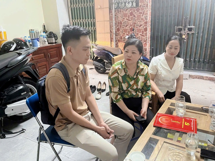 Lãnh đạo phường Tương Mai tổ chức thăm hỏi, chia buồn cùng gia đình có nạn nhân tử vong trong vụ tai nạn tại ngã tư Trần Đại nghĩa – Đại La sáng ngày 09/07/2025.- Ảnh 1.