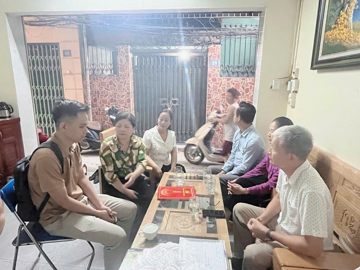 Lãnh đạo phường Tương Mai tổ chức thăm hỏi, chia buồn cùng gia đình có nạn nhân tử vong trong vụ tai nạn tại ngã tư Trần Đại nghĩa – Đại La sáng ngày 09/07/2025.- Ảnh 2.