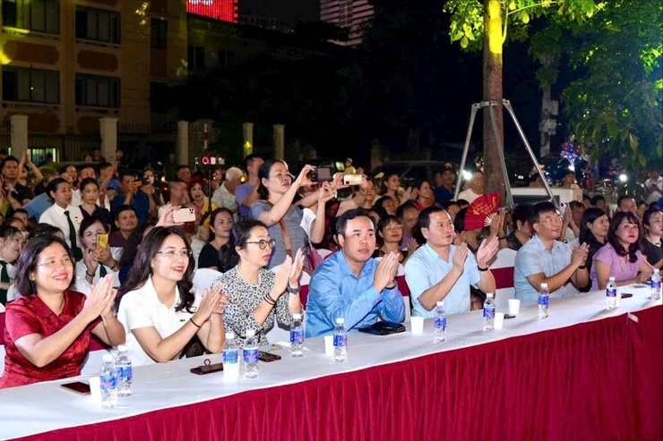 PHƯỜNG LÁNG TỔ CHỨC CHƯƠNG TRÌNH NGHỆ THUẬT CHÀO MỪNG CHÍNH QUYỀN ĐỊA PHƯƠNG 2 CẤP - Ảnh 1.