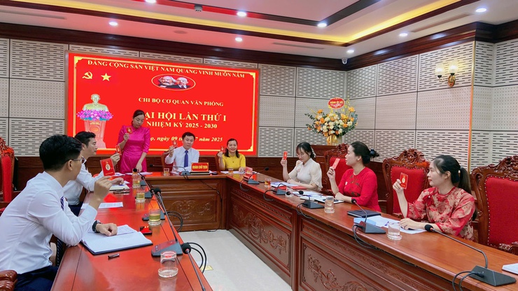 Chi bộ Văn phòng Đảng ủy lần thứ I, nhiệm kỳ 2025–2030: Đoàn kết, đổi mới, nâng cao chất lượng tham mưu- Ảnh 2.