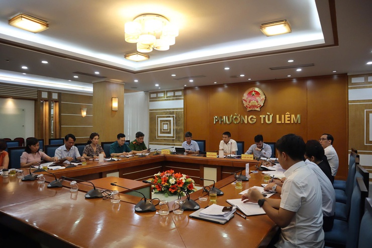 Tập thể lãnh đạo UBND phường Từ Liêm xem xét, thống nhất chỉ đạo, quyết định một số nội dung theo thẩm quyền- Ảnh 1.