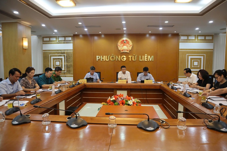 Tập thể lãnh đạo UBND phường Từ Liêm xem xét, thống nhất chỉ đạo, quyết định một số nội dung theo thẩm quyền- Ảnh 2.