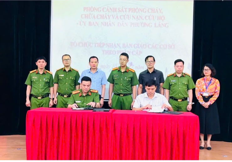 Phường Láng tiếp nhận, bàn giao các cơ sở theo phân cấp trong phòng cháy, chữa cháy- Ảnh 1.