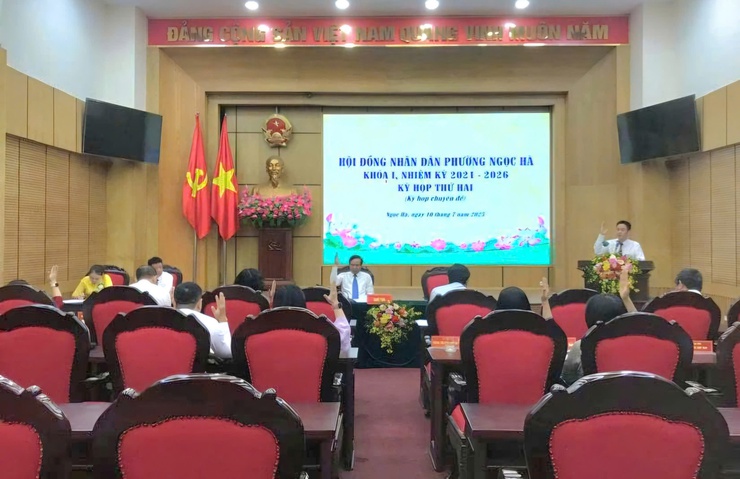 HĐND phường Ngọc Hà tổ chức thành công kỳ họp thứ hai (kỳ họp chuyên đề) khóa I, nhiệm kỳ 2021-2026
- Ảnh 2.
