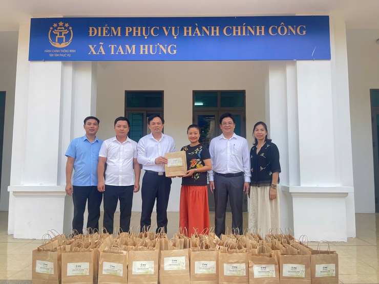 CÔNG TY ĐÔNG DƯỢC PHÚC HƯNG TRAO TẶNG 400 SUẤT QUÀ CHO CÁC ĐỐI TƯỢNG NGƯỜI CÓ CÔNG XÃ TAM HƯNG- Ảnh 2.