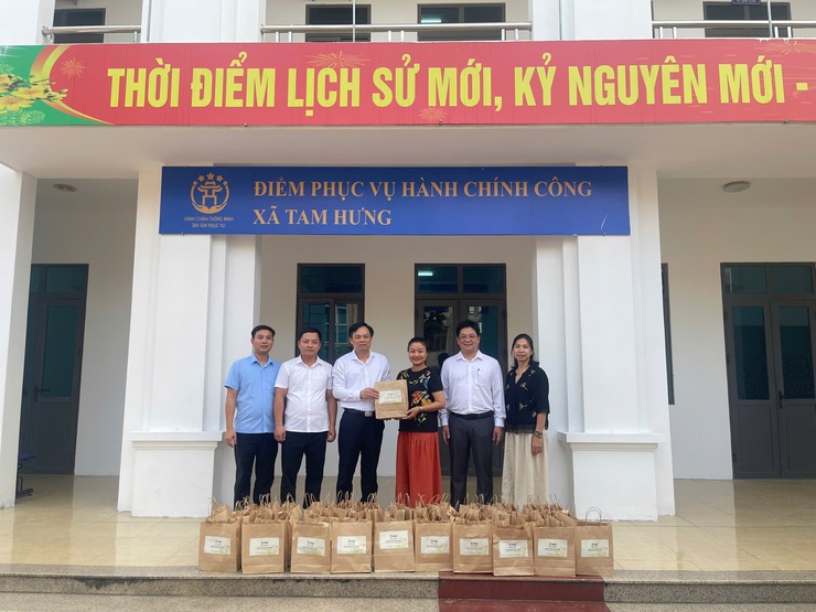 CÔNG TY ĐÔNG DƯỢC PHÚC HƯNG TRAO TẶNG 400 SUẤT QUÀ CHO CÁC ĐỐI TƯỢNG NGƯỜI CÓ CÔNG XÃ TAM HƯNG- Ảnh 1.