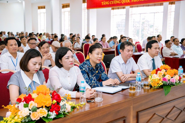 Sau 10 ngày hoạt động chính quyền 2 cấp:
Đông Ngạc giải quyết đúng hẹn 906 hồ sơ, quyền lợi người dân được đảm bảo- Ảnh 3.