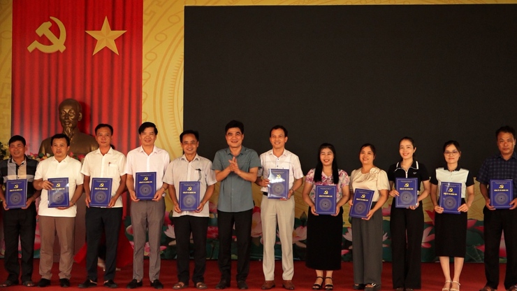 Xã Hương Sơn thành lập mới các Đảng bộ, chi bộ trực thuộc Đảng ủy xã
- Ảnh 6.