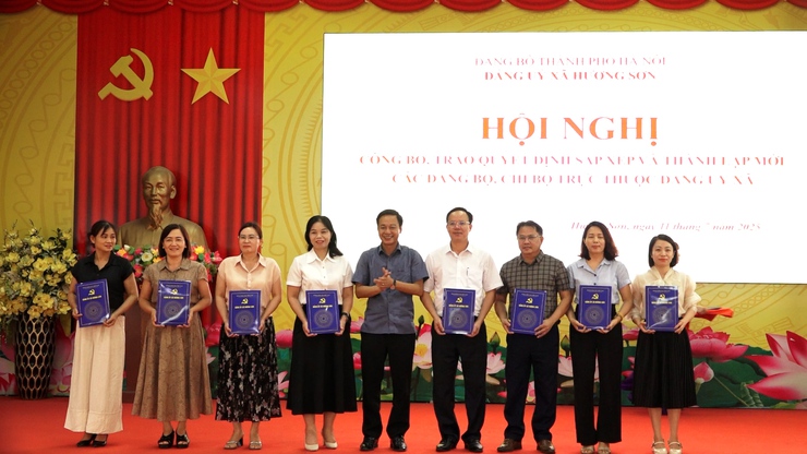 Xã Hương Sơn thành lập mới các Đảng bộ, chi bộ trực thuộc Đảng ủy xã
- Ảnh 5.