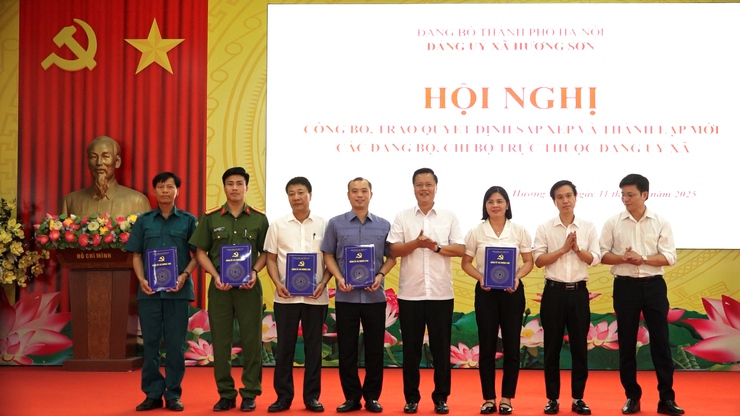 Xã Hương Sơn thành lập mới các Đảng bộ, chi bộ trực thuộc Đảng ủy xã
- Ảnh 4.