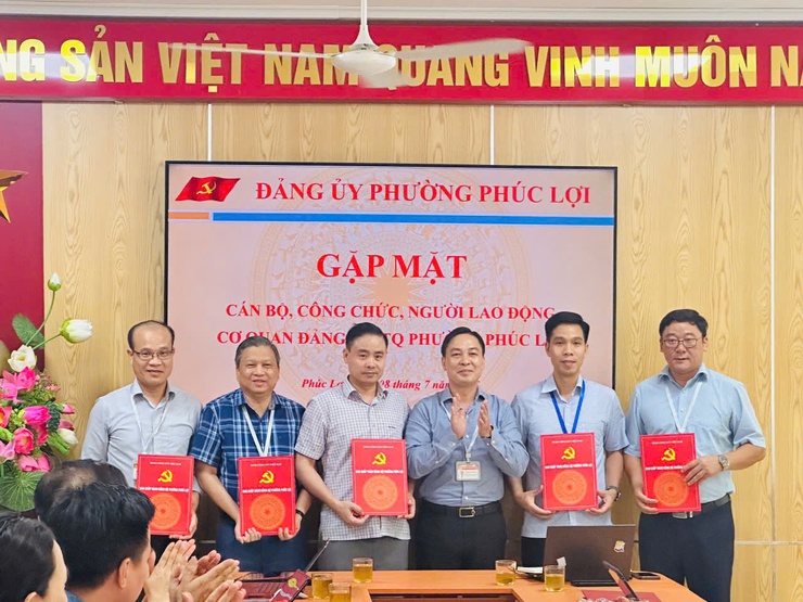 Đảng ủy phường Phúc lợi tổ chức gặp mặt cán bộ, công chức, người lao động cơ quan Đảng, Mặt trận tổ quốc Việt Nam phường. - Ảnh 2.