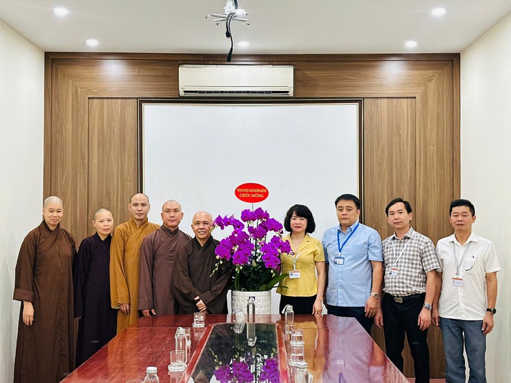 Đoàn đại diện phật giáo đến thăm chúc mừng phường Bồ Đề- Ảnh 1.