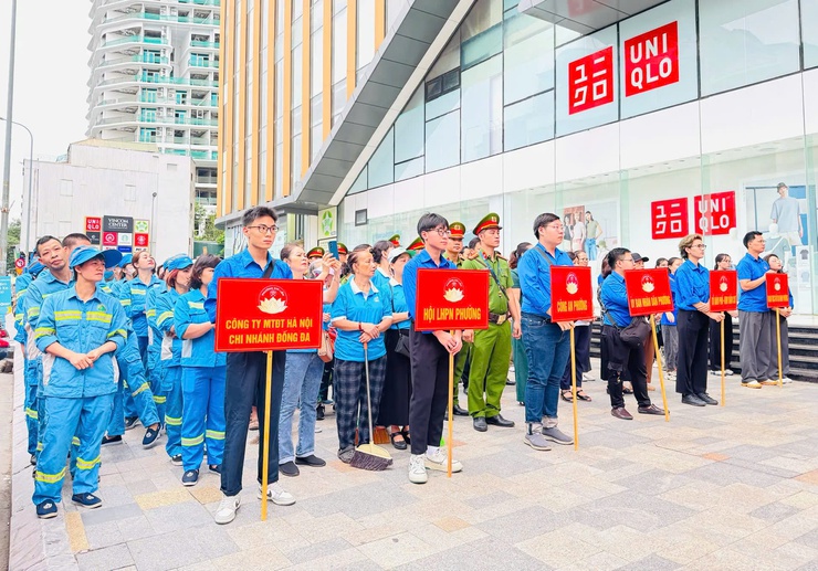 PHƯỜNG KIM LIÊN: Đồng loạt ra quân đảm bảo TTĐT-TTATGT, giữ gìn vệ sinh môi trường trên địa bàn trong đợt cao điểm chào mừng sự kiện thành lập phường, hướng tới Đại hội Đại biểu Đảng bộ phường Kim Liên lần thứ I, nhiệm kỳ 2025 - 2030- Ảnh 1.