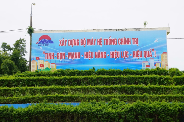 Phường Long Biên rực rỡ cờ hoa chào trong những ngày đầu chính thức vận hành chính quyền địa phương hai cấp- Ảnh 1.