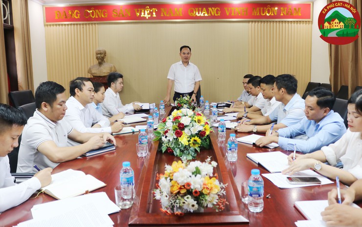 Đồng chí Hoàng Nguyên Ưng làm việc với Ban Quản lý Dự án Đầu tư - Hạ tầng xã Phú Cát- Ảnh 1.