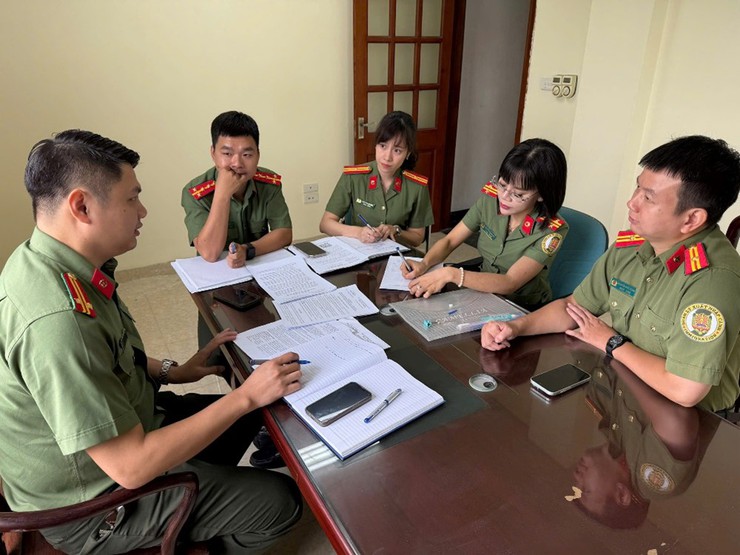 Công an phường Phúc Lợi chủ động triển khai tuyên truyền, hướng dẫn người nước ngoài đăng ký tài khoản định danh điện tử mức độ 2- Ảnh 1.