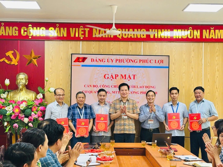 Đảng ủy phường Phúc lợi tổ chức gặp mặt cán bộ, công chức, người lao động cơ quan Đảng, Mặt trận tổ quốc Việt Nam phường. - Ảnh 1.