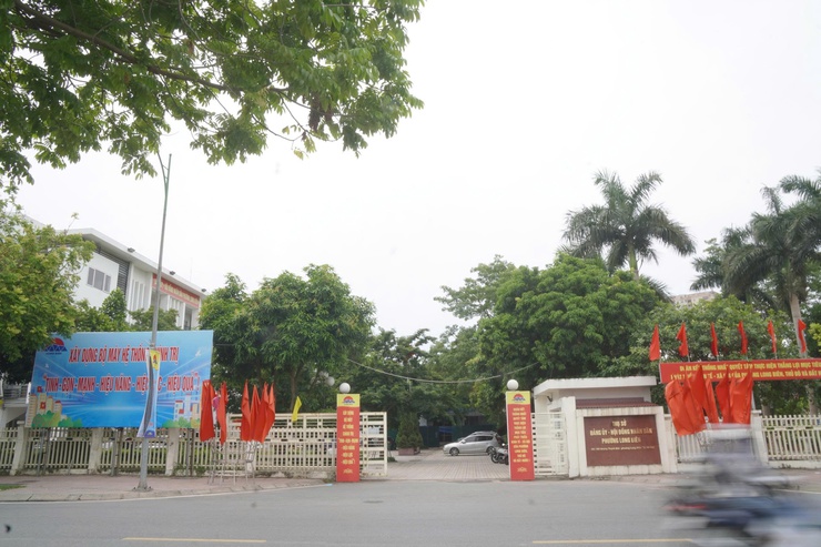 Phường Long Biên rực rỡ cờ hoa chào trong những ngày đầu chính thức vận hành chính quyền địa phương hai cấp- Ảnh 2.