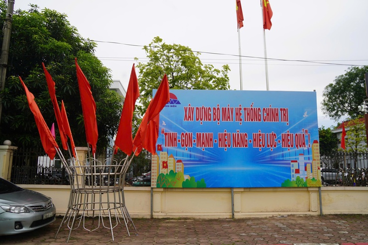 Phường Long Biên rực rỡ cờ hoa chào trong những ngày đầu chính thức vận hành chính quyền địa phương hai cấp- Ảnh 3.