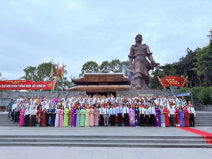 Cán bộ, đảng viên dâng hương tại Tượng đài Quang Trung - Nguyễn Huệ- Ảnh 2.