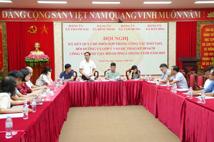 Ký kết Quy chế phối hợp giữa Đảng ủy xã Thanh Oai với Đảng ủy các xã Bình Minh, Tam Hưng, Dân Hòa trong công tác đào tạo bồi dưỡng tại Trung tâm Chính trị khu vực Thanh Oai- Ảnh 4.