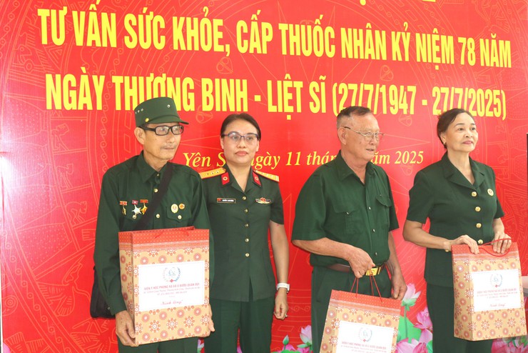 Yên Sở: Chương trình khám, tư vấn sức khỏe, tặng quà và cấp phát thuốc cho các đối tượng người có công với cách mạng - Lời tri ân từ trái tim- Ảnh 6.