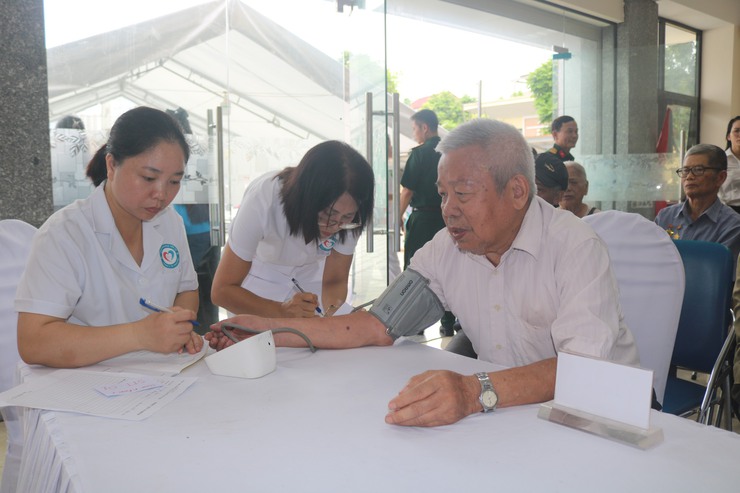 Yên Sở: Chương trình khám, tư vấn sức khỏe, tặng quà và cấp phát thuốc cho các đối tượng người có công với cách mạng - Lời tri ân từ trái tim- Ảnh 5.