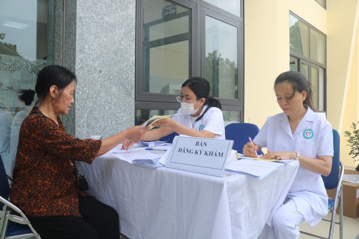 Yên Sở: Chương trình khám, tư vấn sức khỏe, tặng quà và cấp phát thuốc cho các đối tượng người có công với cách mạng - Lời tri ân từ trái tim- Ảnh 7.