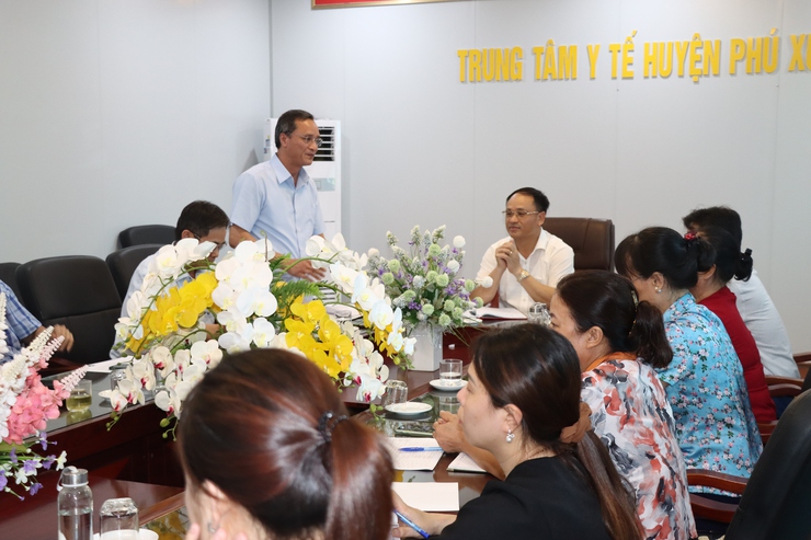 Thường trực Đảng uỷ xã làm việc với Trạm y tế xã- Ảnh 1.