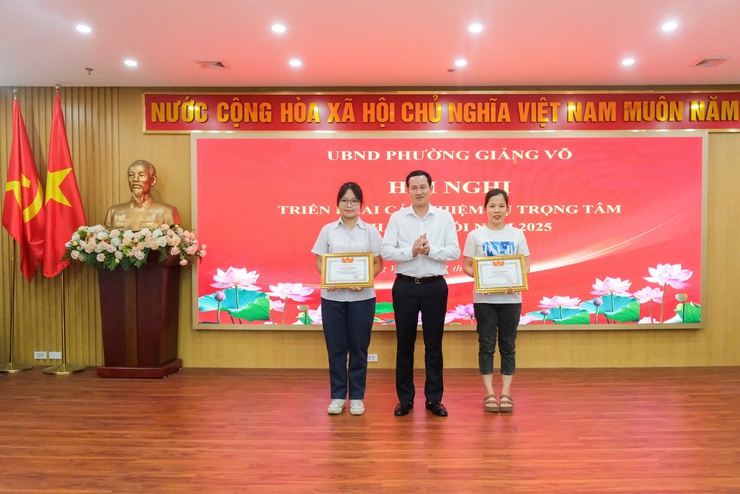 Phường Giảng Võ: Khen thưởng học sinh đạt thủ khoa kỳ thi vào lớp 10 THPT  và gương Người tốt việc tốt- Ảnh 1.