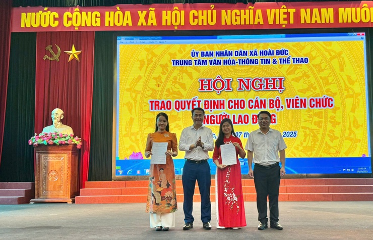 Trung tâm Văn hóa – Thông tin & Thể thao xã Hoài Đức trao Quyết định của UBND xã cho viên chức, người lao động Trung tâm- Ảnh 1.