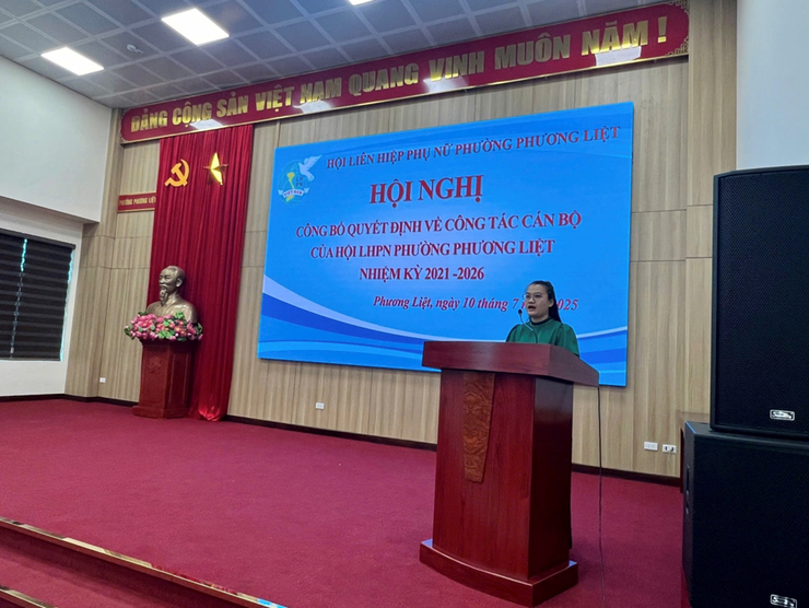 Hội LHPN phường Phương Liệt công bố, trao các Quyết định về công tác tổ chức và cán bộ Hội- Ảnh 2.