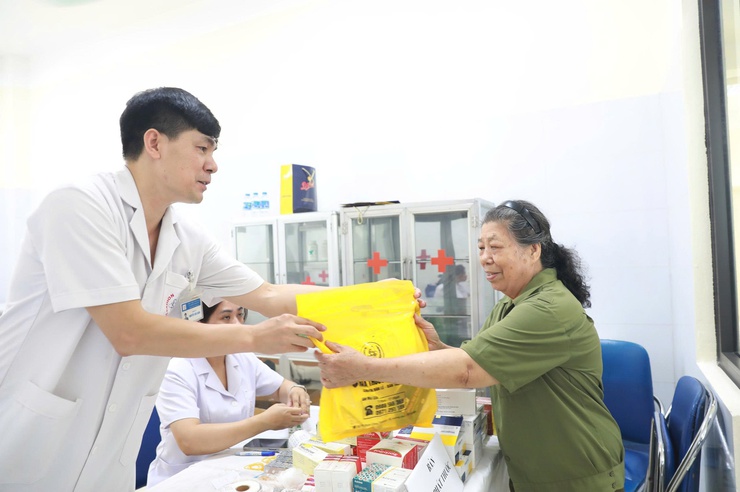 Yên Sở: Chương trình khám, tư vấn sức khỏe, tặng quà và cấp phát thuốc cho các đối tượng người có công với cách mạng - Lời tri ân từ trái tim- Ảnh 8.