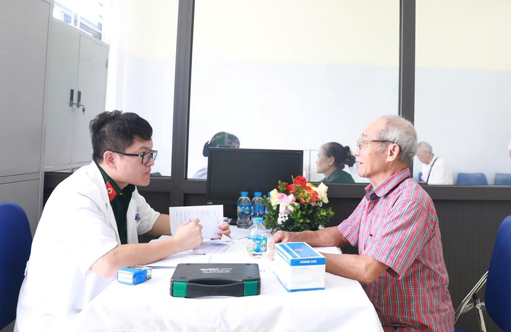 Yên Sở: Chương trình khám, tư vấn sức khỏe, tặng quà và cấp phát thuốc cho các đối tượng người có công với cách mạng - Lời tri ân từ trái tim- Ảnh 9.