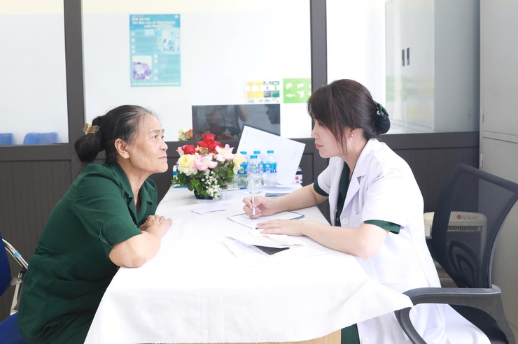 Yên Sở: Chương trình khám, tư vấn sức khỏe, tặng quà và cấp phát thuốc cho các đối tượng người có công với cách mạng - Lời tri ân từ trái tim- Ảnh 10.