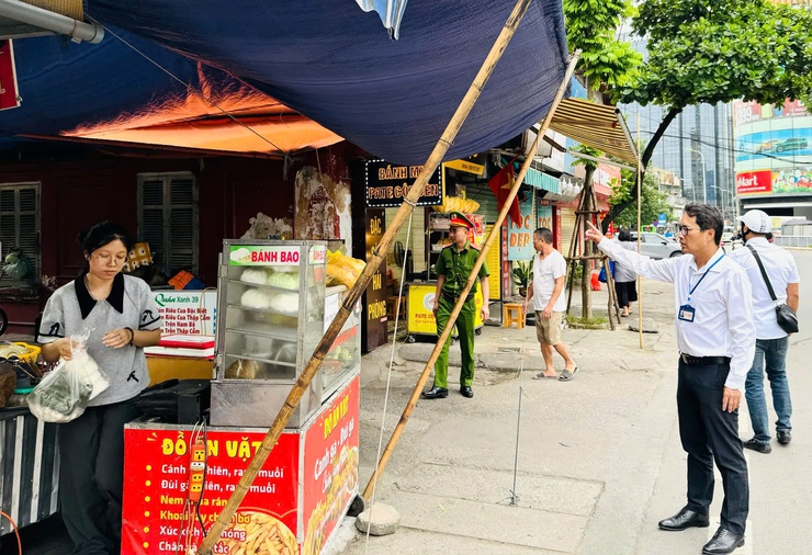 PHƯỜNG KIM LIÊN: Đồng loạt ra quân đảm bảo TTĐT-TTATGT, giữ gìn vệ sinh môi trường trên địa bàn trong đợt cao điểm chào mừng sự kiện thành lập phường, hướng tới Đại hội Đại biểu Đảng bộ phường Kim Liên lần thứ I, nhiệm kỳ 2025 - 2030- Ảnh 4.