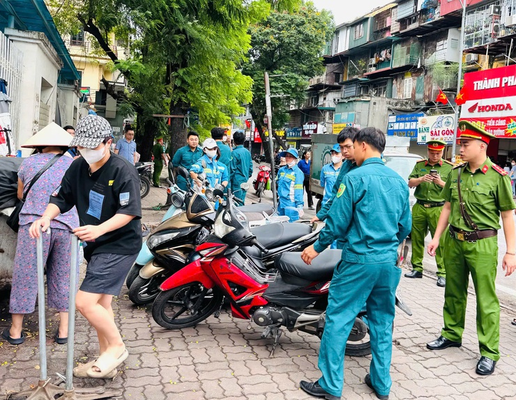 PHƯỜNG KIM LIÊN: Đồng loạt ra quân đảm bảo TTĐT-TTATGT, giữ gìn vệ sinh môi trường trên địa bàn trong đợt cao điểm chào mừng sự kiện thành lập phường, hướng tới Đại hội Đại biểu Đảng bộ phường Kim Liên lần thứ I, nhiệm kỳ 2025 - 2030- Ảnh 6.