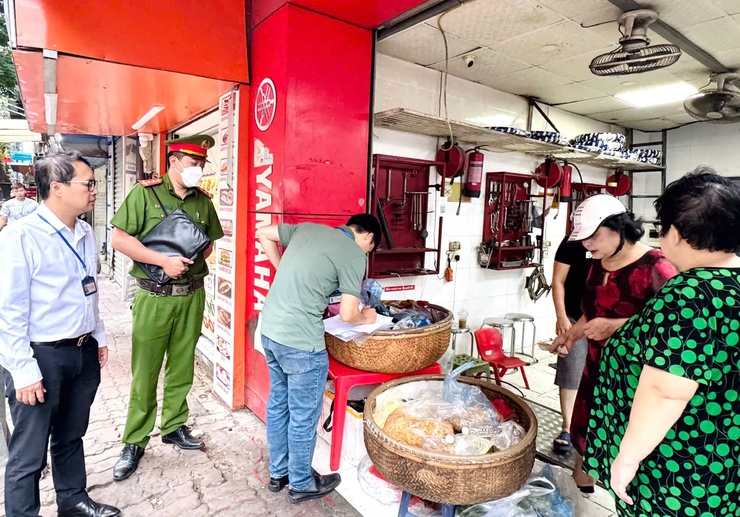 PHƯỜNG KIM LIÊN: Đồng loạt ra quân đảm bảo TTĐT-TTATGT, giữ gìn vệ sinh môi trường trên địa bàn trong đợt cao điểm chào mừng sự kiện thành lập phường, hướng tới Đại hội Đại biểu Đảng bộ phường Kim Liên lần thứ I, nhiệm kỳ 2025 - 2030- Ảnh 5.