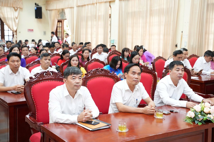 Hội nghị công bố Nghị quyết của HĐND xã; Quyết định của UBND xã về chỉ định Uỷ viên UBND xã; bổ nhiệm lãnh đạo các cơ quan chuyên môn, đơn vị sự nghiệp- Ảnh 1.