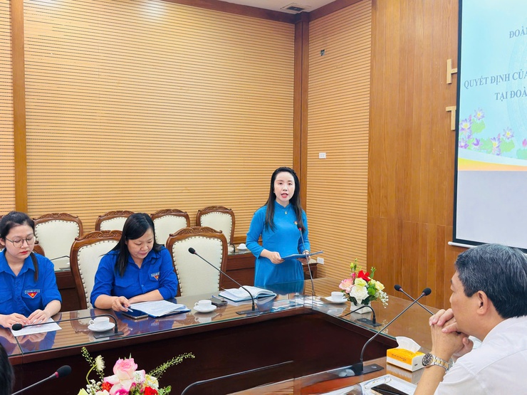 Hội nghị công bố quyết định của Thành Đoàn Hà Nội về công tác cán bộ và hội nghị lần thứ nhất Ban chấp hành Đoàn thanh niên xã Thanh Trì- Ảnh 1.