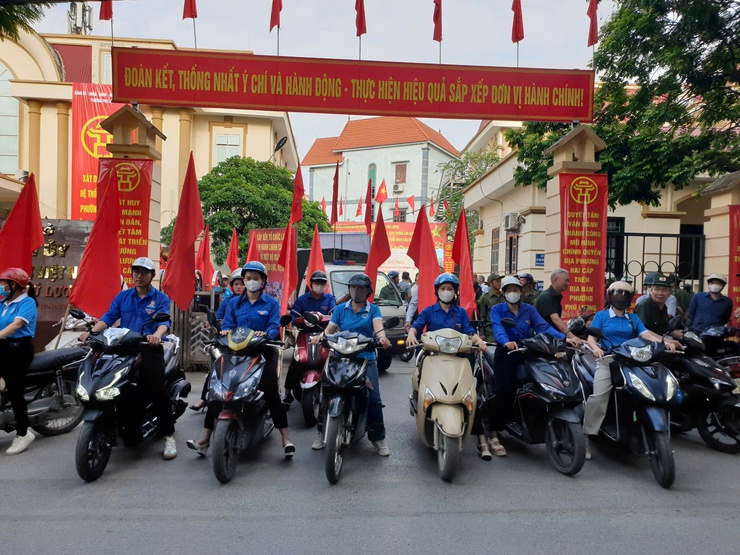 Phường Phú Lương tổ chức Lễ ra quân tuyên truyền hưởng ứng mô hình chính quyền địa phương hai cấp; đảm bảo trật tự đô thị, vệ sinh môi trường, trật tự an toàn giao thông- Ảnh 4.