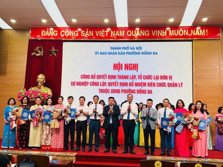 Hội nghị Công bố quyết định thành lập, tổ chức lại đơn vị sự nghiệp công lập, quyết định bổ nhiệm viên chức quản lý đơn vị sự nghiệp công lập thuộc UBND phường Đống Đa.- Ảnh 1.
