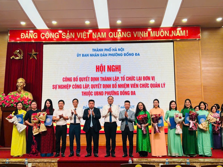 Hội nghị Công bố quyết định thành lập, tổ chức lại đơn vị sự nghiệp công lập, quyết định bổ nhiệm viên chức quản lý đơn vị sự nghiệp công lập thuộc UBND phường Đống Đa.- Ảnh 3.