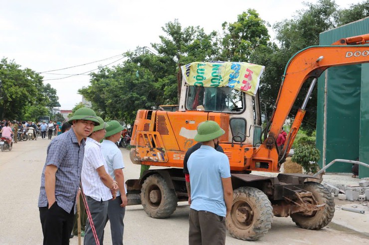SÁNG NGÀY 12/07/2025 XÃ PHÚC SƠN TIẾP TỤC RA QUÂN XỬ LÝ, THÁO DỠ CÁC CÔNG TRÌNH XÂY DỰNG TRÁI PHÉP TRÊN ĐẤT NÔNG NGHIỆP- Ảnh 2.